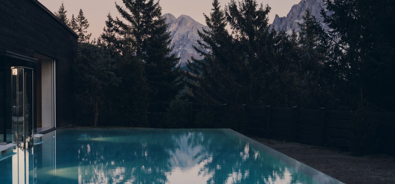 Mit der FORESTIS Villa haben die Südtiroler Hoteliers Teresa und Stefan Hinteregger einen Rückzugsort mitten im Gebiet des UNESCO Welterbe Dolomiten geschaffen